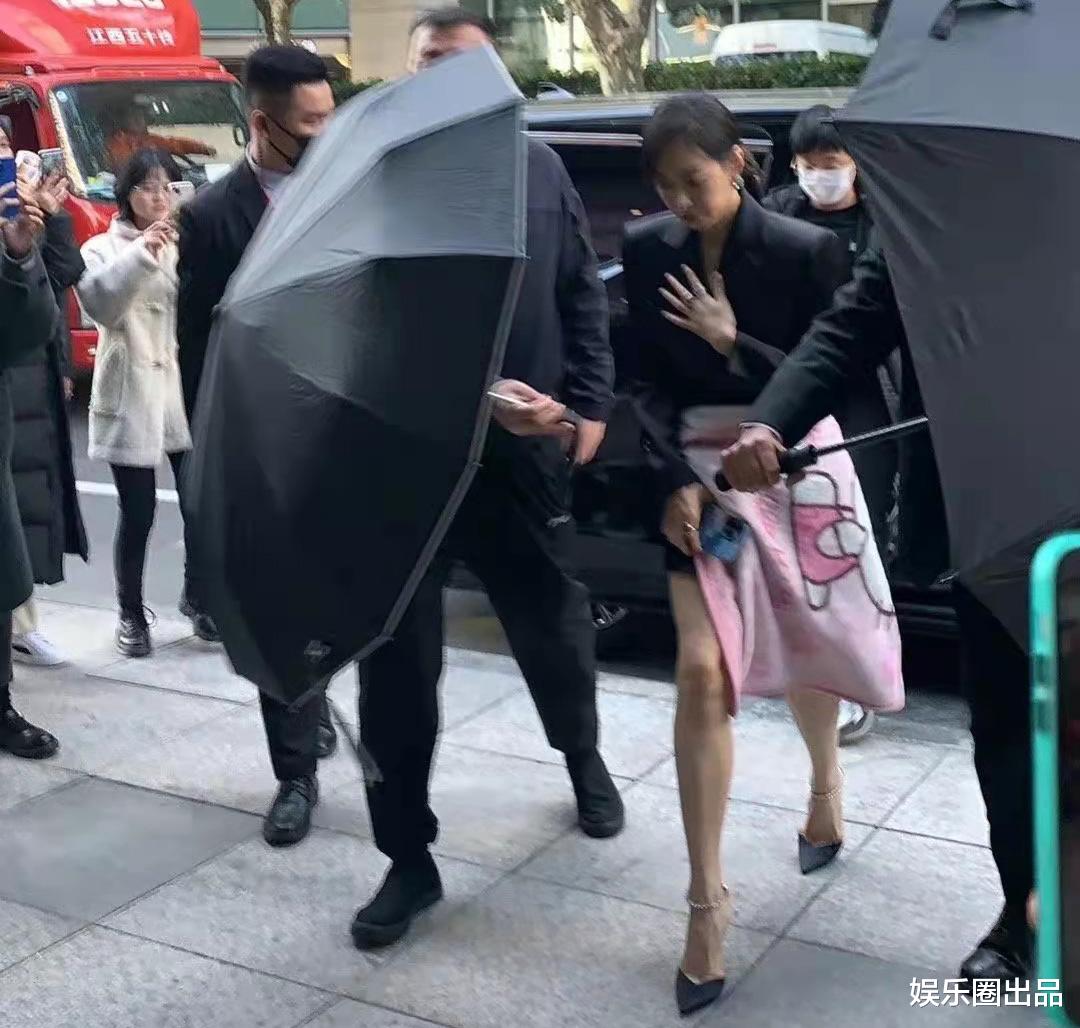 |宋茜穿短裙亮相，裹毛毯的行为引起热议，被指“不够真诚”