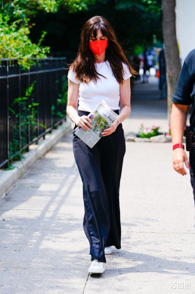巧百搭|安妮海瑟薇最新街拍来了！小蛮腰大长腿，一点不像刚生完孩子的人