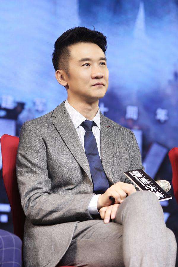 靳东|穿西装好看的中年男星，只服这10位，大叔们帅起来真没小鲜肉啥事