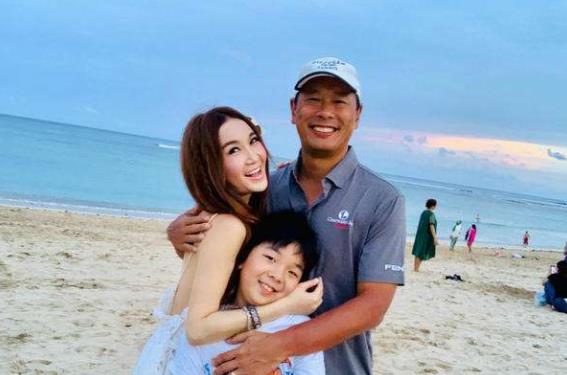 |温碧霞晒出豪宅内骑马的照片,房子内部装修奢华,院子里布满绿植