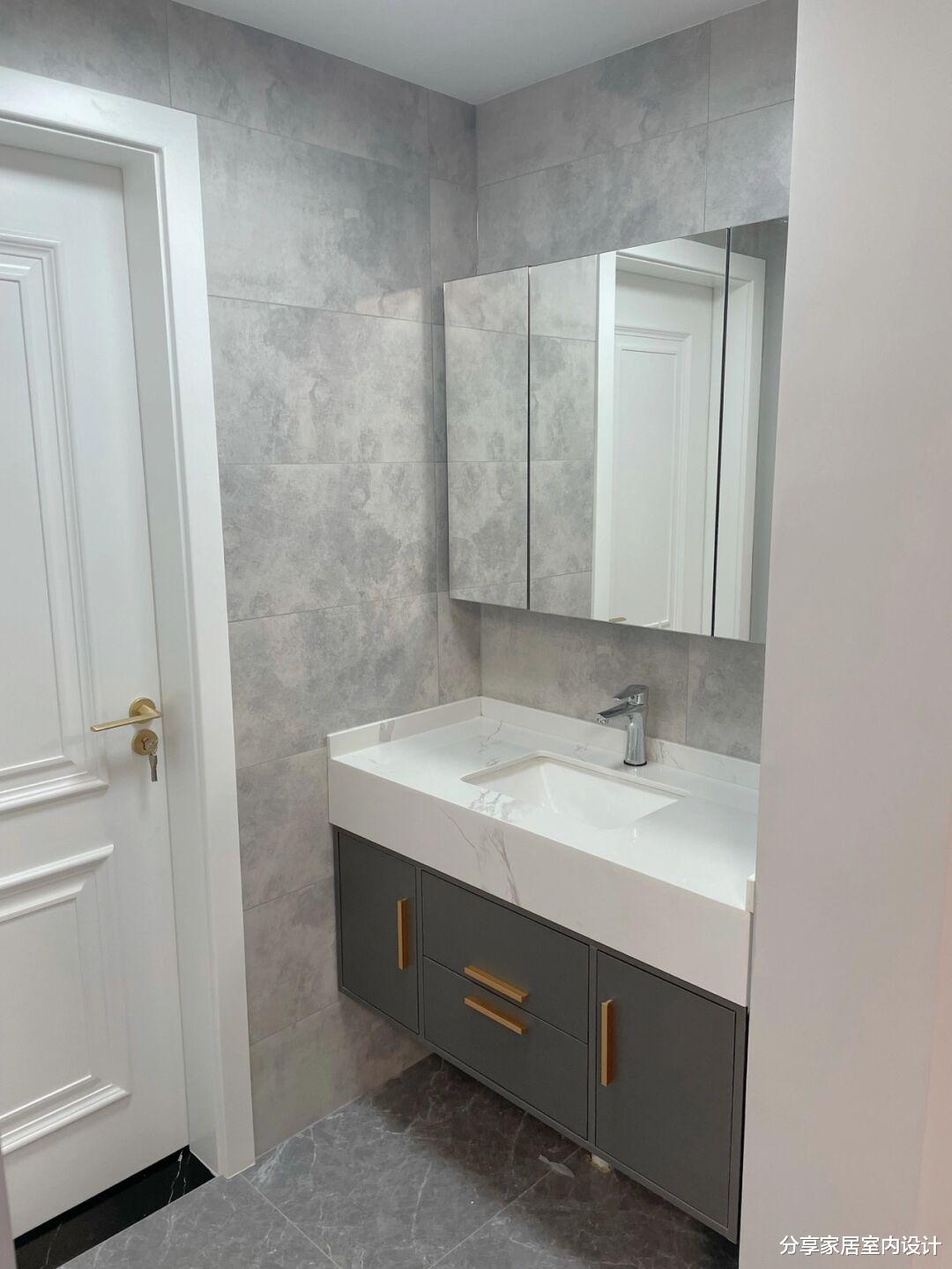 |她家花了20万装修，全屋网红灰，漂亮又耐脏，木匠打柜子也很满意
