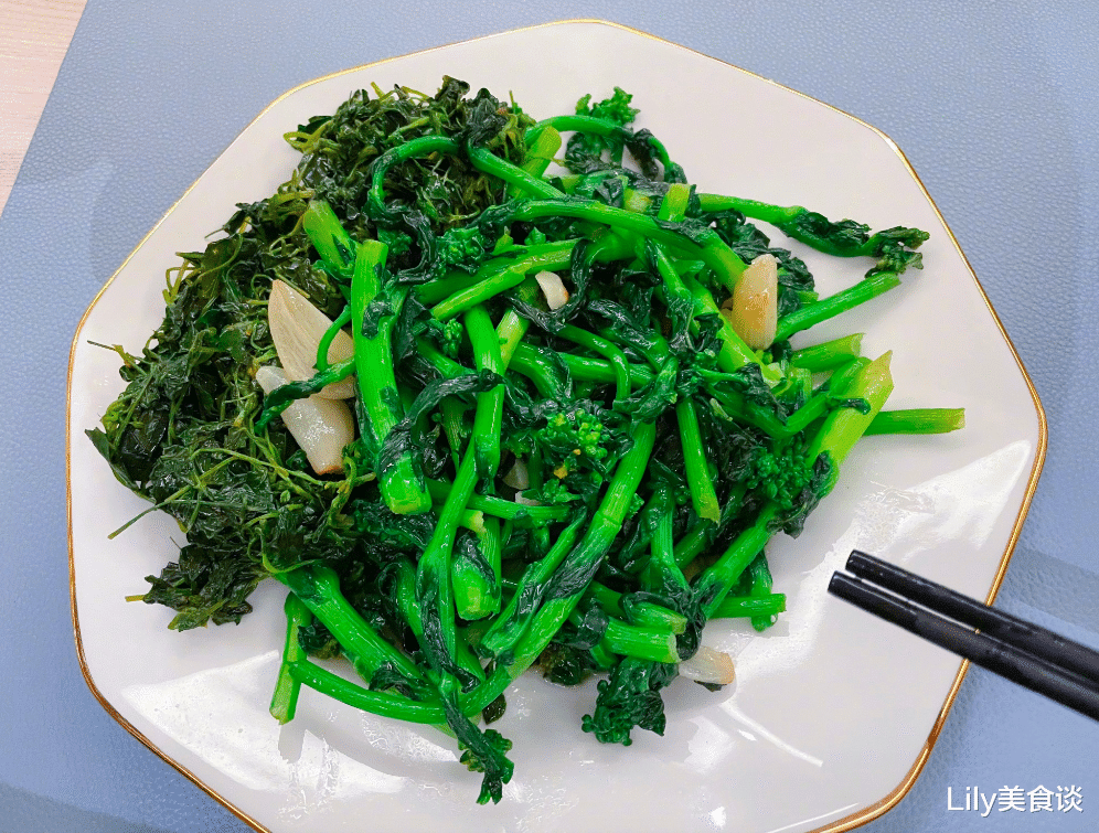 张馨予|张馨予晒自家院子火了，有蔬菜水果还赏花，网友：把生活过成了诗