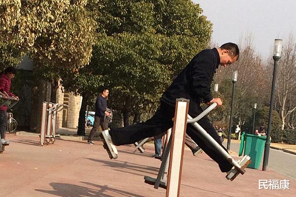 骨折|上了年纪，一摔跤就骨折，是怎么回事？4个习惯教你做“不倒翁”