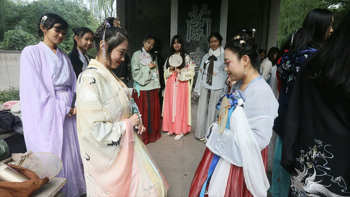 商業(yè)匯評 一年狂賣45億！漢服產(chǎn)業(yè)的“隱秘角落”，收割了多少女孩的智商稅