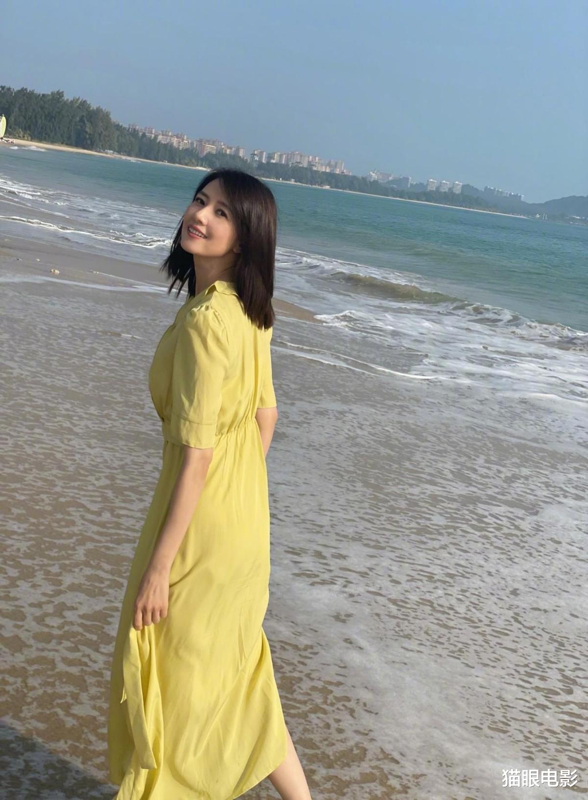 高圆圆|高圆圆赤脚在海边游玩，43岁的她回眸一笑太美，还在沙滩写新剧名