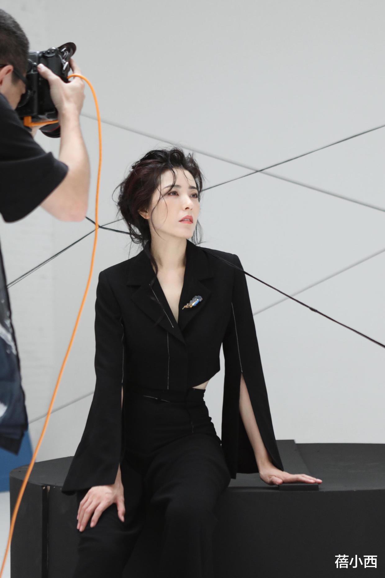 蓓小西|曾黎真是活出了70后羡慕的样子,穿斜肩裙连衣裙,气质身材都太靓