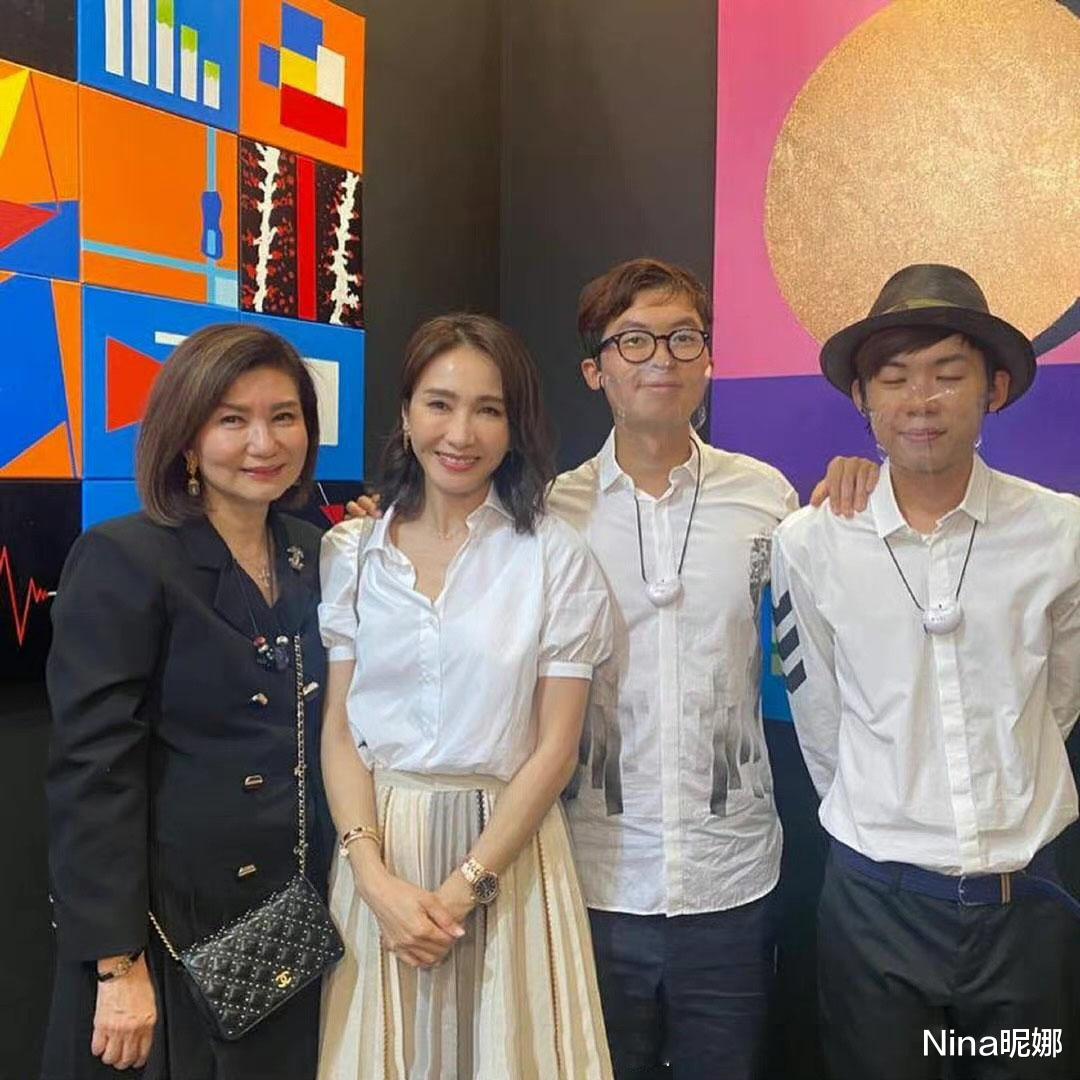 Nina昵娜|远古二美同框！50岁黎姿穿衬衫半裙五官精致，钟楚红赢气质输穿搭