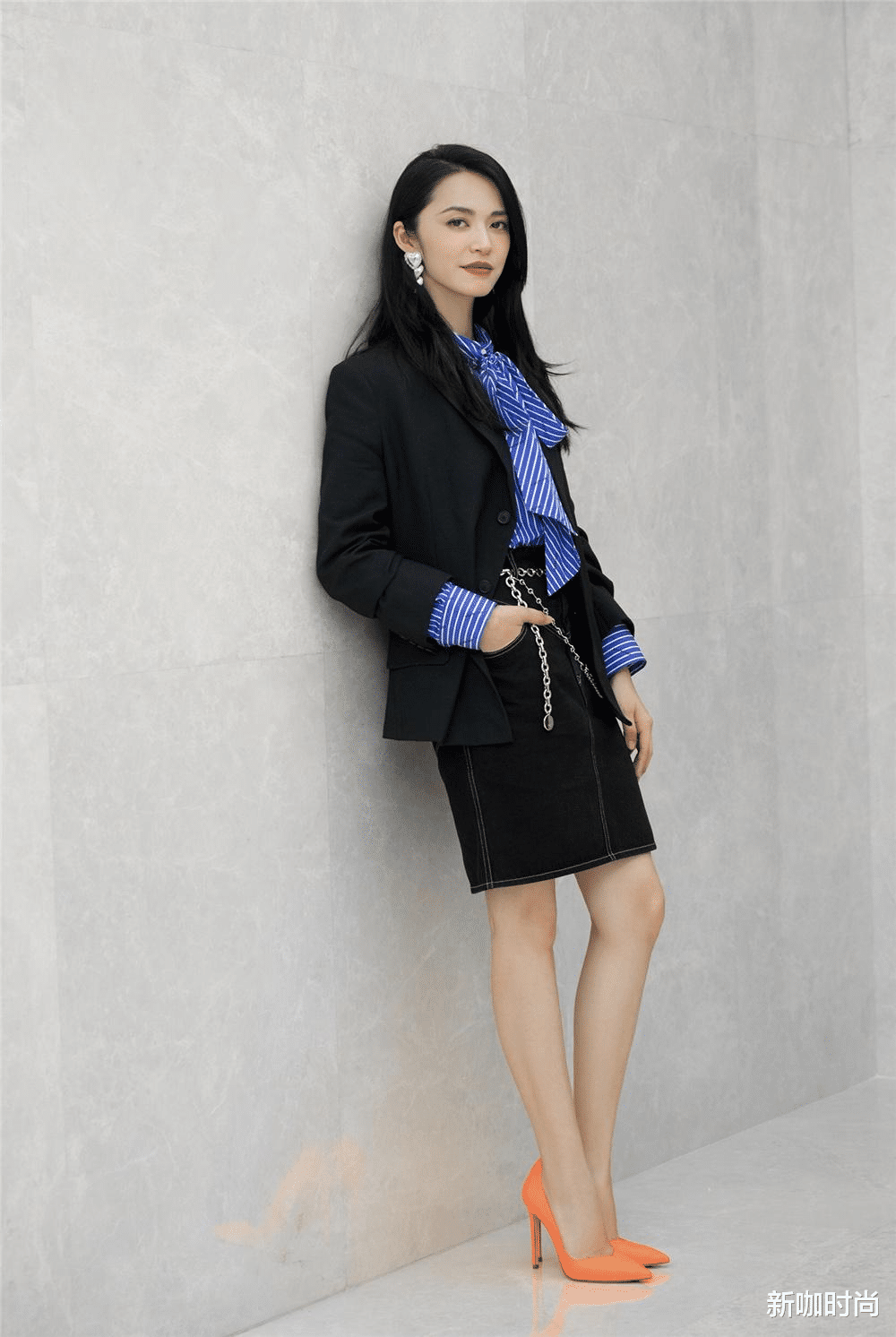 穿衣搭配|林心如成职场穿搭范本!连衣裙外搭黑色小西装,知性有气质