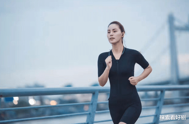 杨幂|杨幂身材让人羡慕，生完娃也没走样，怎么做才能拥有这样的身材？