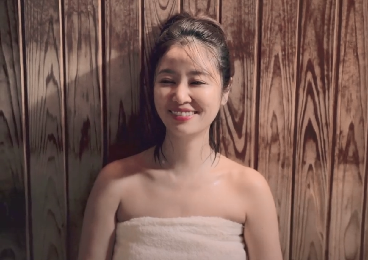 林心如|45岁林心如再演少女，蒸桑拿戏暴露实际身材，排骨胸手臂粗壮