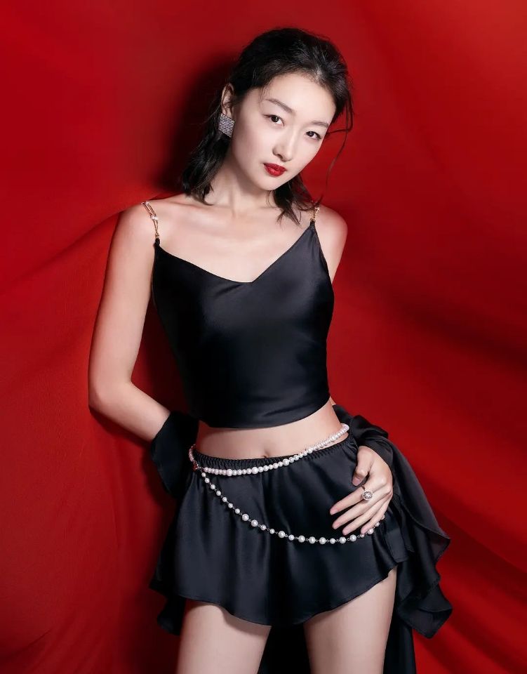 周冬雨|“三金影后”周冬雨长大了！穿丁字连体泳衣玩水，凹凸感强