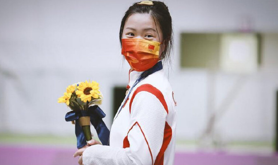 豪车 杨倩坐豪车回家，回母校后面跟一群领导！杨倩妈妈脸上没笑容，不高兴