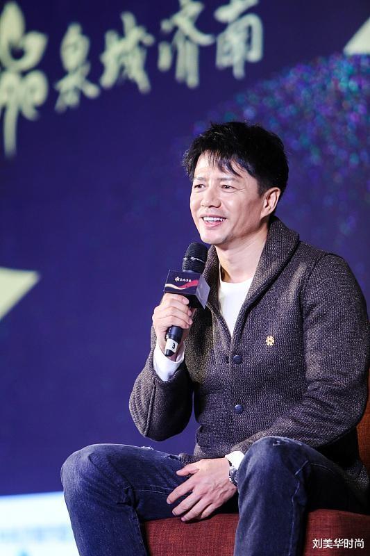 刘美华时尚|帅气的男人老了也好看，段奕宏穿的服装很简单，气场依旧很帅气