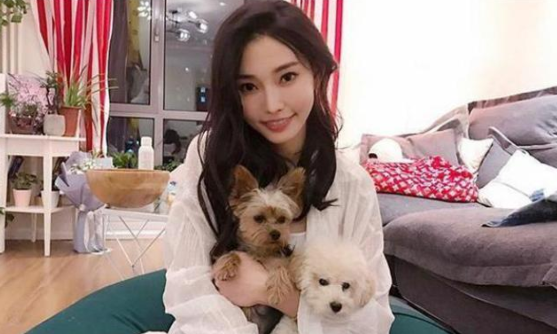 奶果的妈咪 她的长相清纯身材撩人，大二被王晶相中一炮而红，拍电影吸金26亿