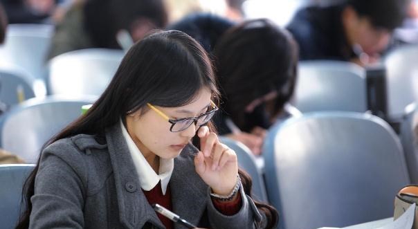 大学生|进私企和考公务员,大学毕业多年后差距明显,但愿你少走弯路