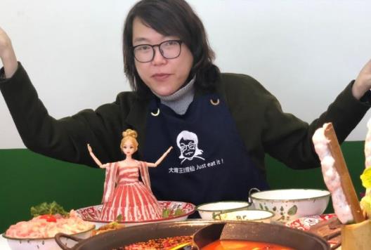 浪胃仙|网红“浪胃仙”近照越来越女性化，化浓妆做美甲，声音却暴露性别