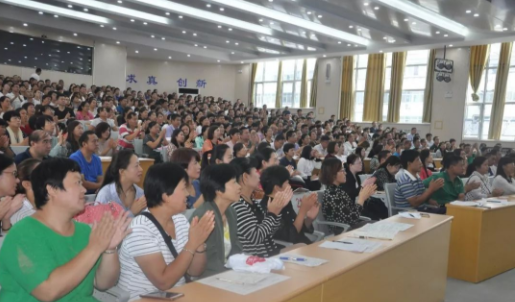 糯妈育儿经|“请倒数第一的家长发言”，学渣妈妈霸气演讲，班主任惭愧不已