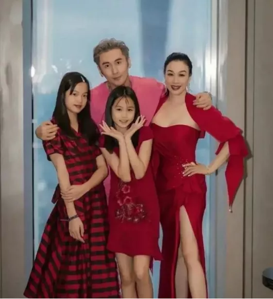 晓说时尚儿|钟丽缇时尚让人难懂，“内衣”穿在高领衫外，老公表情一言难尽