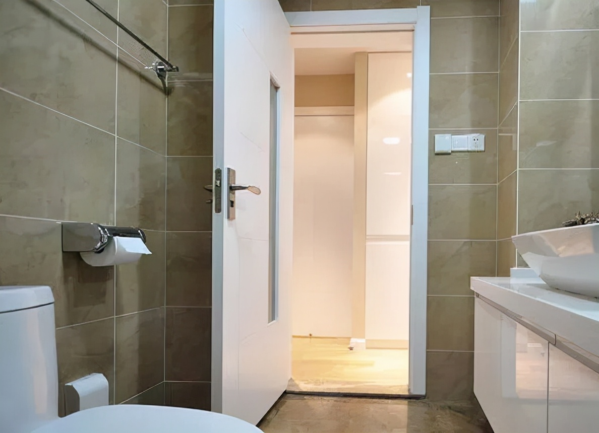 不用卫生间时，门开着好还是关着好？很多人不懂，难怪又脏又臭