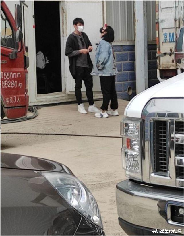 赵丽颖|一别两宽还是心存惦念？赵丽颖冯绍峰离婚后被偷拍场面，二人至今均不舍换情侣头像