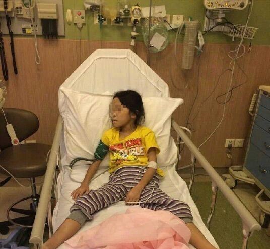 虐待罪 小孩拉屎被母亲长期虐待致死，父亲从未阻拦被抓，警察：怪他不拦