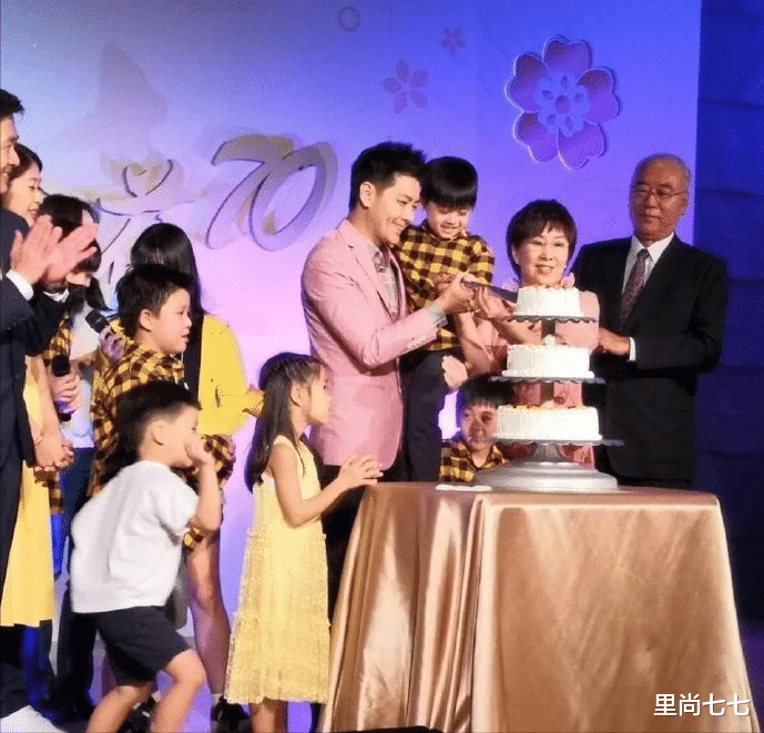 林志颖|林志颖一家为岳父祝寿，岳父高调戴6千皮带，排场却远不如亲家母