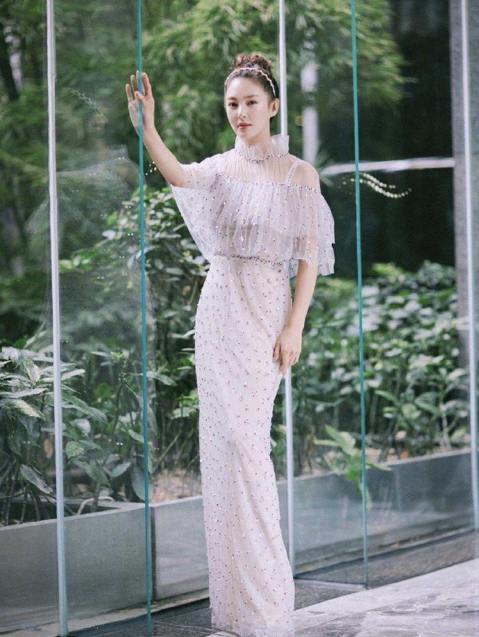 张雨绮|张雨绮女王范十足，穿一袭淡粉色轻纱吊带裙惊艳亮相，尽显女人味