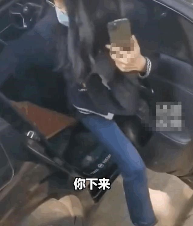 女子乘坐网约车见司机是帅哥,提出过分要求后,司机:我不敢碰你