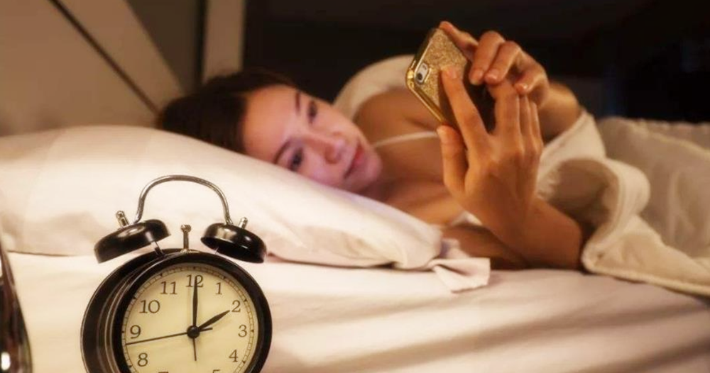 歪骆驼|孕妇喜欢熬夜玩手机，宝宝容易出现这两个问题，孕妈一定要重视