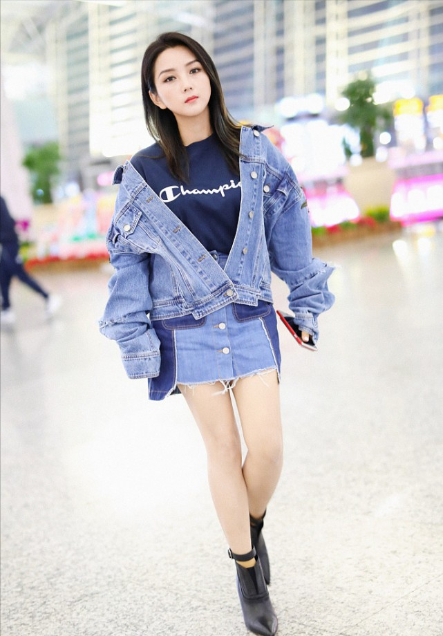 Lady变美日记|“精修图”下的何洁太惊艳，穿一身牛仔套装很有活力，也太显小了