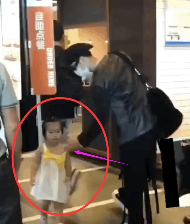 王嘉尔|王嘉尔给路过的小女孩提肩带，眼神温柔动作绅士，“救美”后自踩衣角