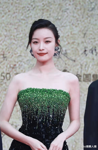 黑客帝国4|金鸡奖闭幕式红毯造型：倪妮气场强，张小斐贵气，刘敏涛有故事感