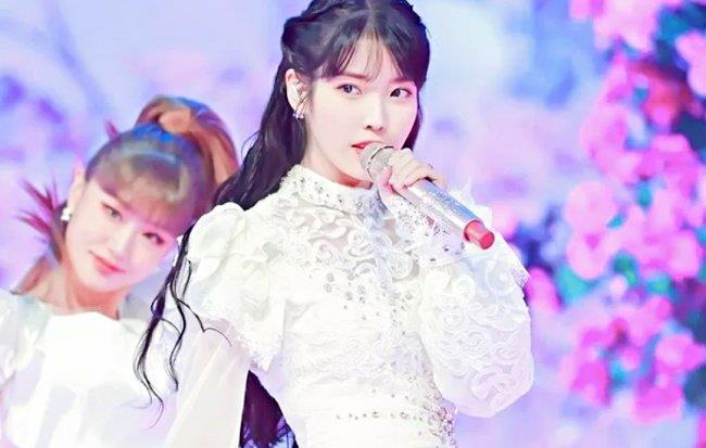 iu|《2021 MMA》IU狂扫5大奖！下班路久违见粉丝，含泪哽咽被感动