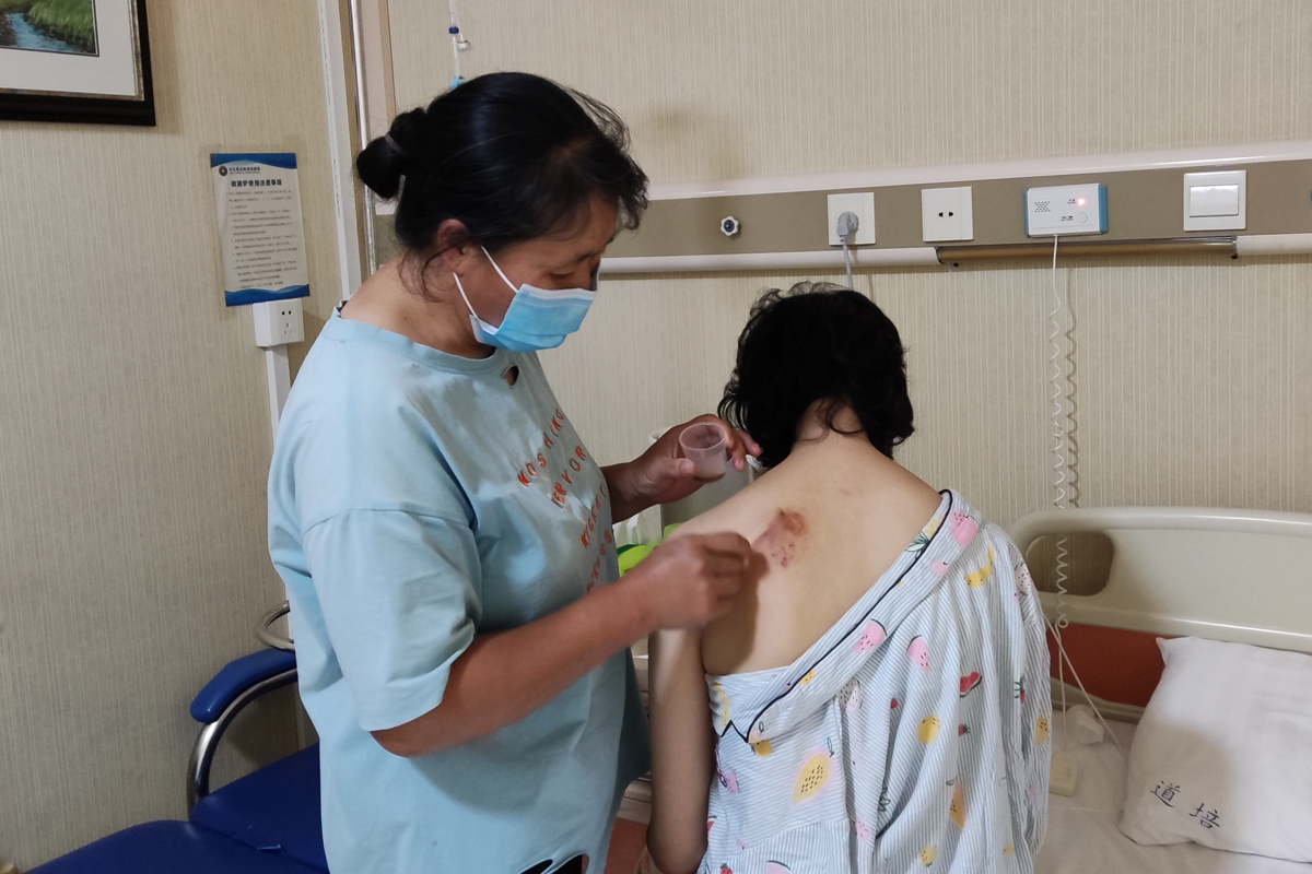漂亮女孩上大学20天确诊血癌,治疗3年花费百万元,渴望好好活着