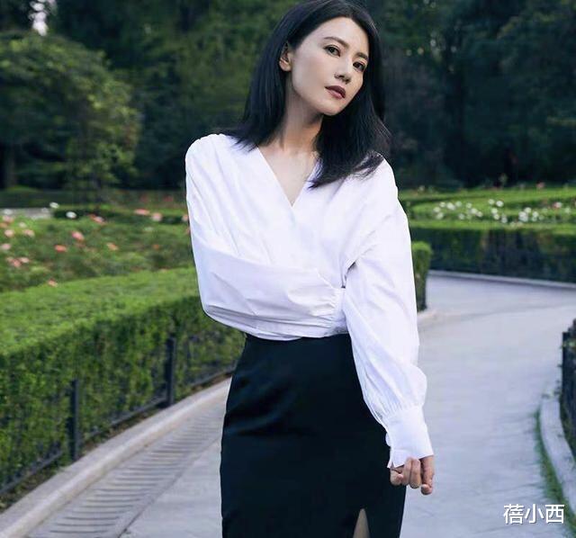 蓓小西|高圆圆终于换风格，穿荧光绿背心裙再套半身裙，连气质都变洋气了