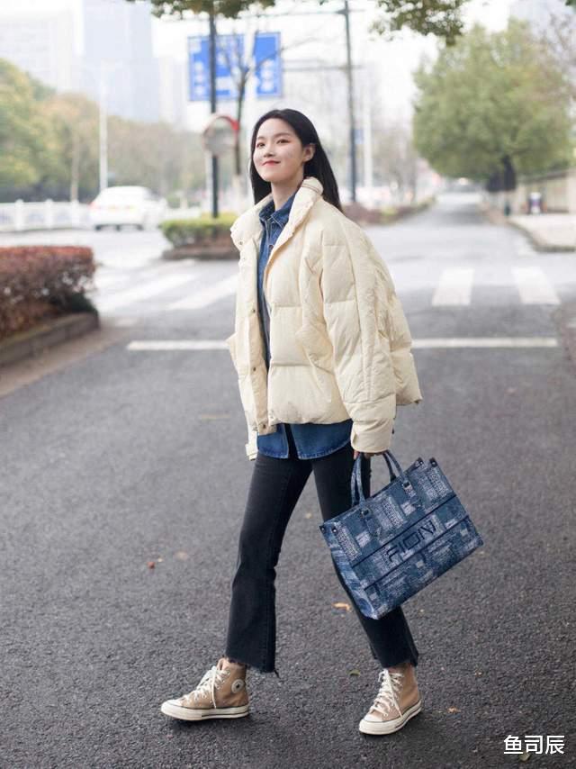 鱼司辰 秋冬季怎么选羽绒服？挑对颜色很重要，今年这几款颜色百搭又高级