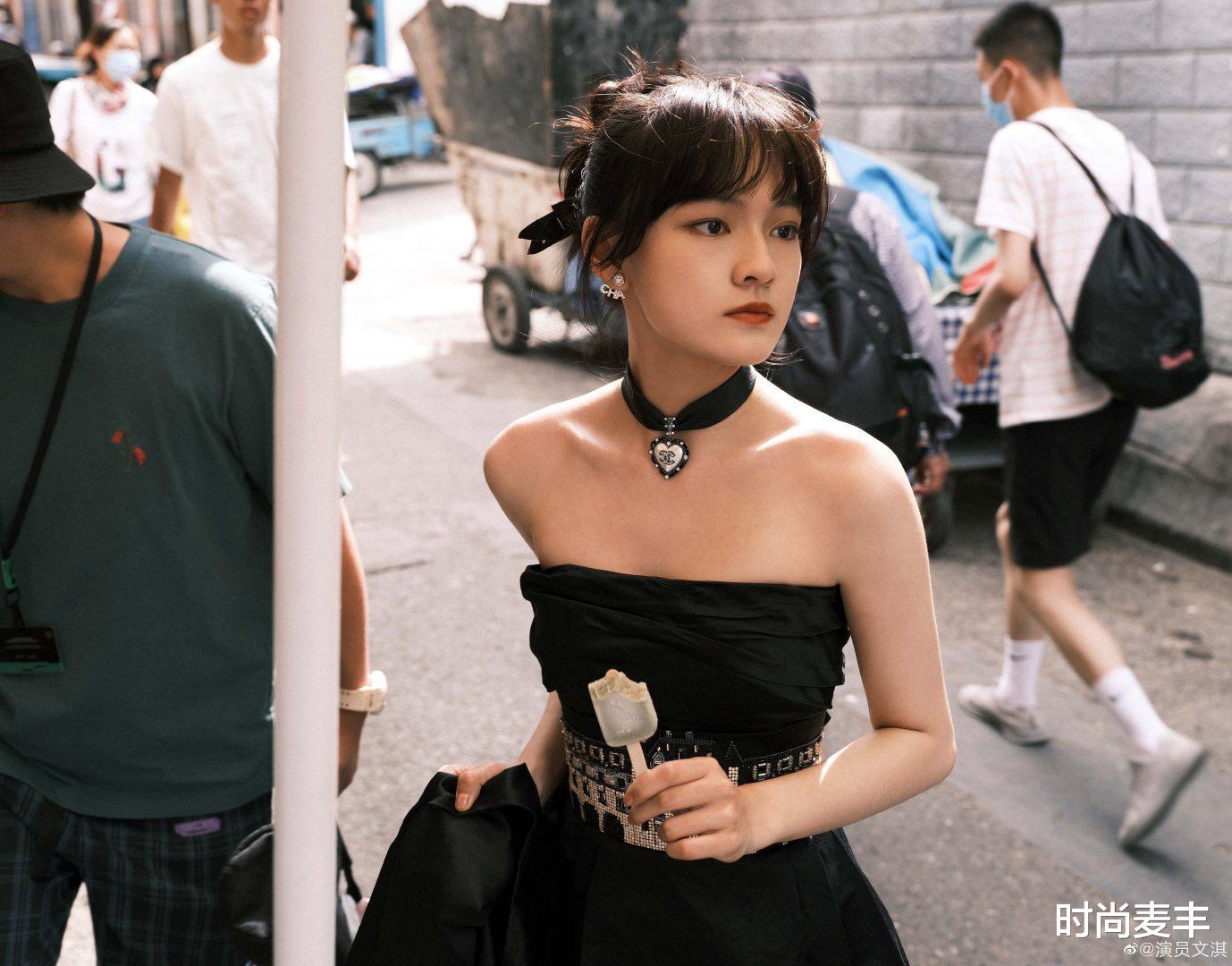 时尚麦丰|文琪穿礼服串街走巷拍写真,黑色抹胸裙气质高雅,也像一道风景线