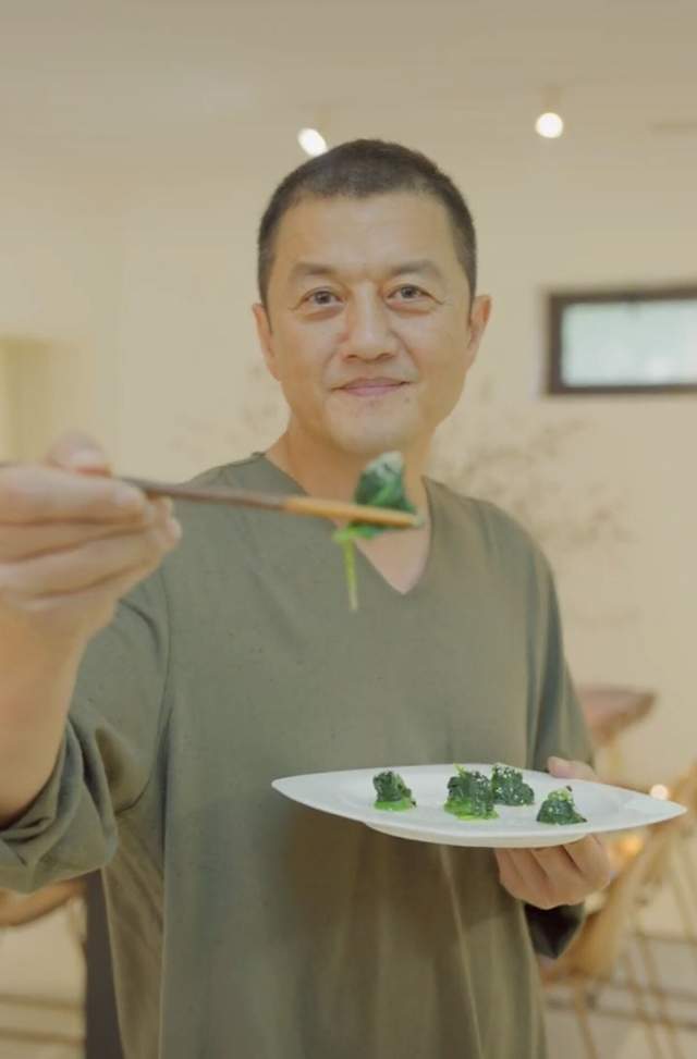 李亚鹏|49岁李亚鹏近况曝光干农活！赤脚进泥田汗如雨下，豪宅院内如公园