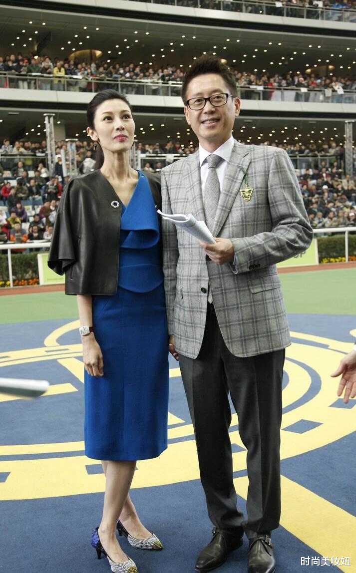 赵雅芝|50岁李嘉欣也老了，穿蓝色裙随豪门老公亮相，一看脖子暴露年龄