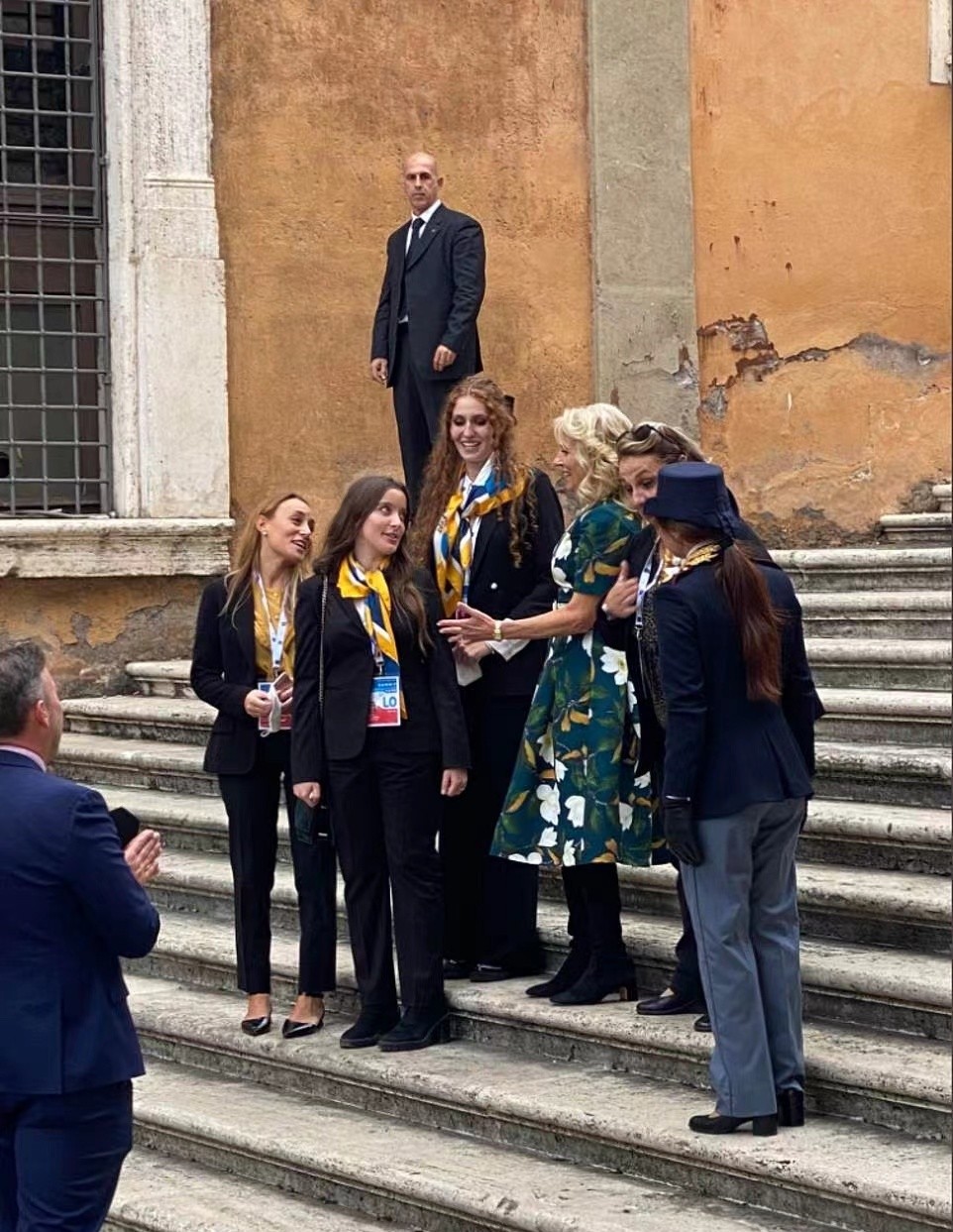 全球时尚风行 70岁美国第一夫人不服老!光腿穿小白裙好水嫩,裙摆扬起差点走光