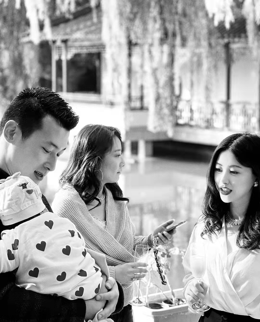 朱珠|朱珠首晒全家福，为女儿举办命名仪式，孩子可爱出镜被宾客团宠