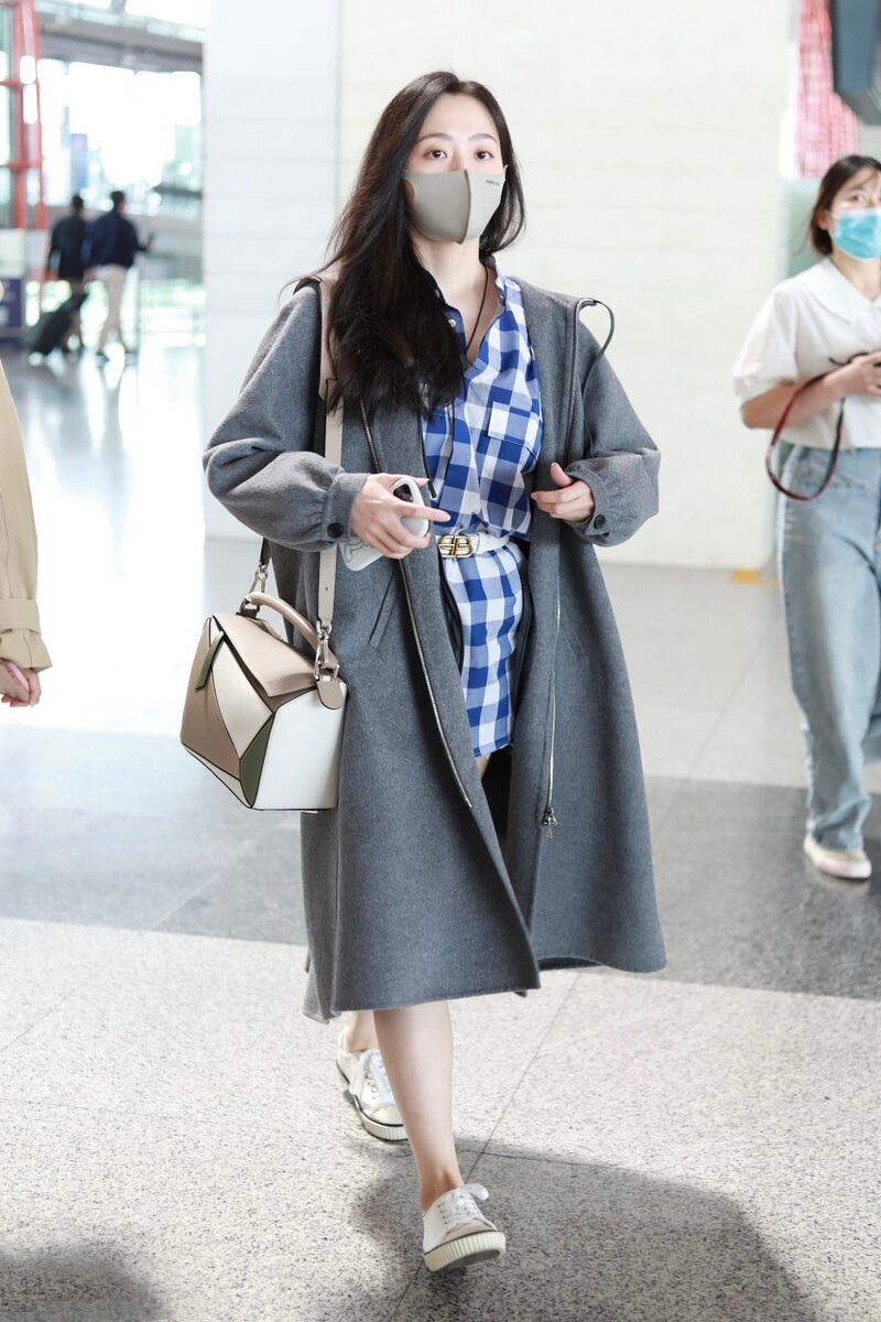 大表姐的时尚圈|张靓颖造型显憔悴，穿一万多块的慢跑裤也没活力，这样搭还显矮