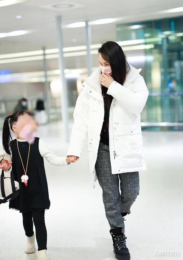 伊能静|伊能静携女儿赶机场！5岁米粒活泼可爱，看到孩子被拍黑着脸遮挡