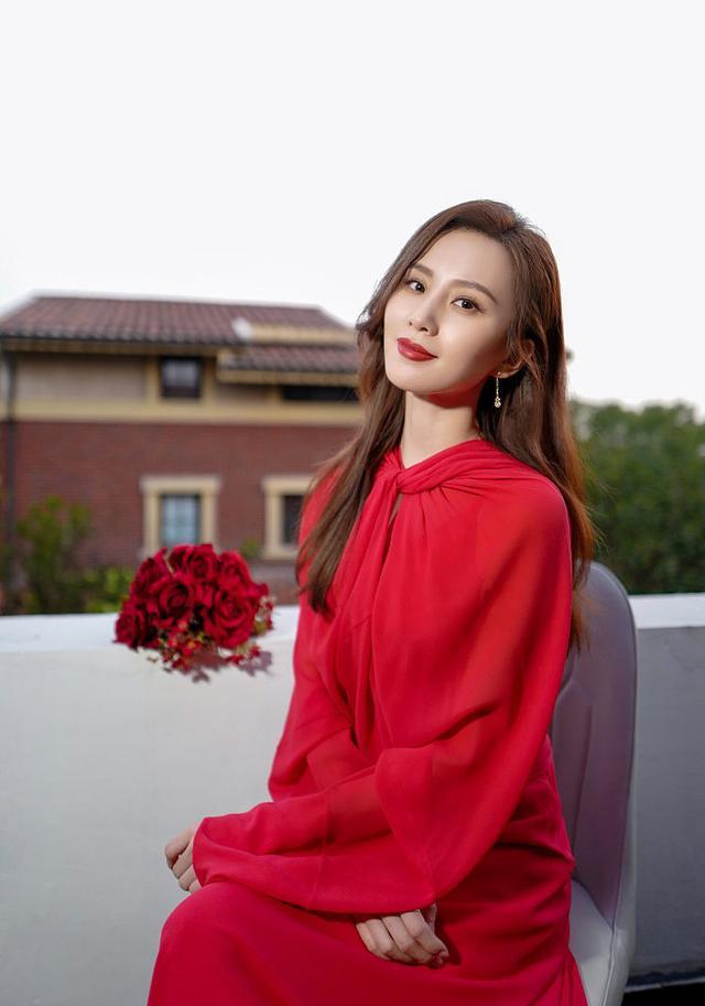 刘诗诗|刘诗诗真的很美，身穿红色长裙清新又大方，尽显超凡脱俗的美感
