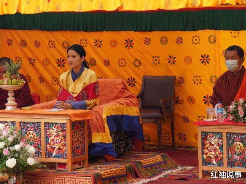 不丹王後霸氣現身，代替國王坐在C位，身穿金色禮服似“龍袍”-圖3