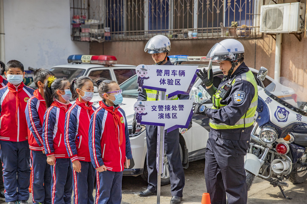 爱上汉中 小“宝贝”探警营 快乐拥抱文明交通
