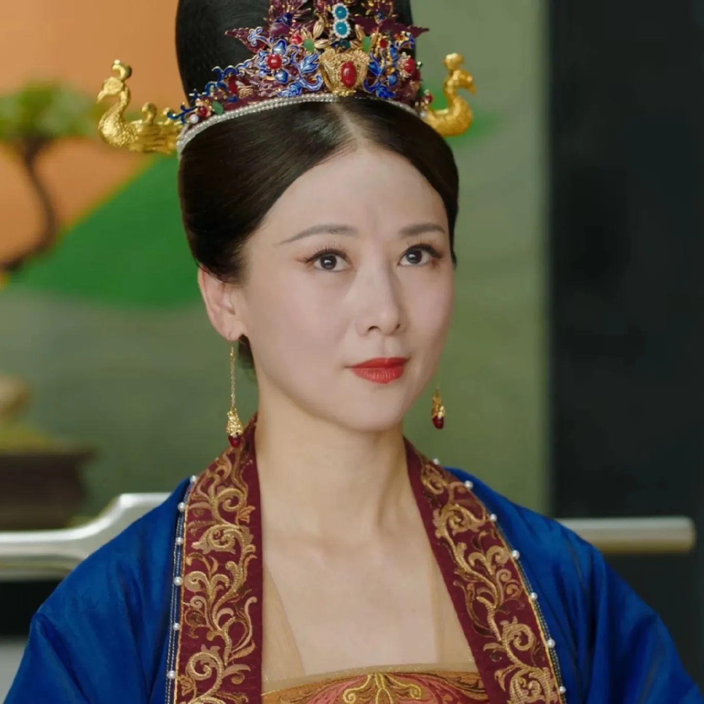 鞠婧祎|鞠婧祎古装垫肩被网友发现：看来不只有半永久妆还有半永久肩