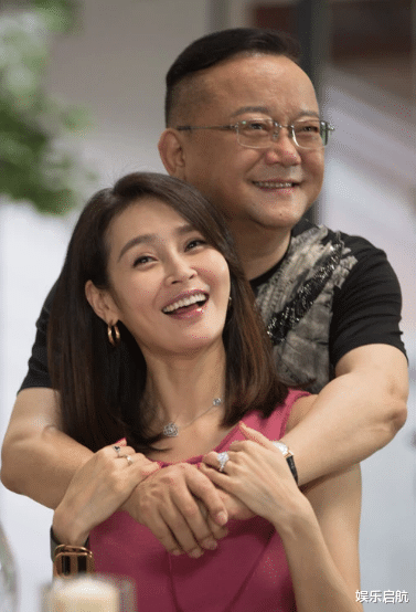 王刚|王刚网恋爱上小20岁的教授，两人奉子成婚，60多岁喜得大胖儿子！