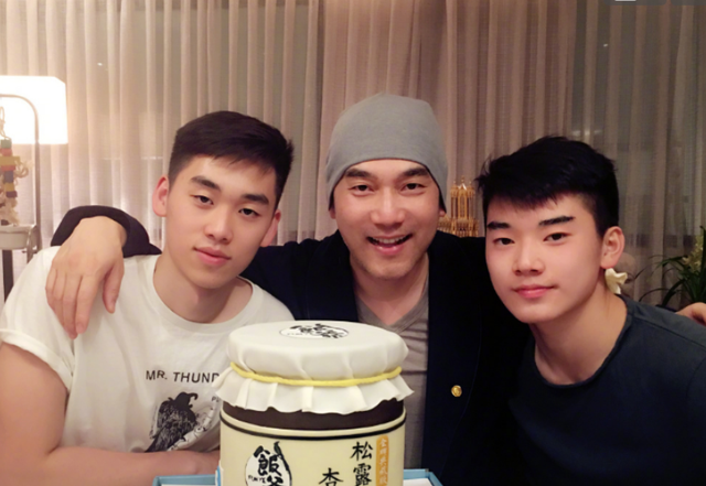 |参观林依轮现实住的豪宅,厨房配套设施齐全,可他平时却只吃火锅