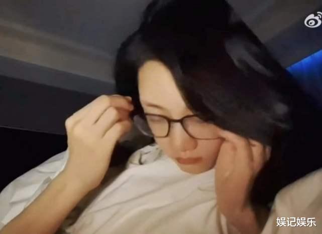 雪中悍刀行|苗苗晒一家三口日常,郑恺给女儿梳头超温馨,小公主英文名曝光